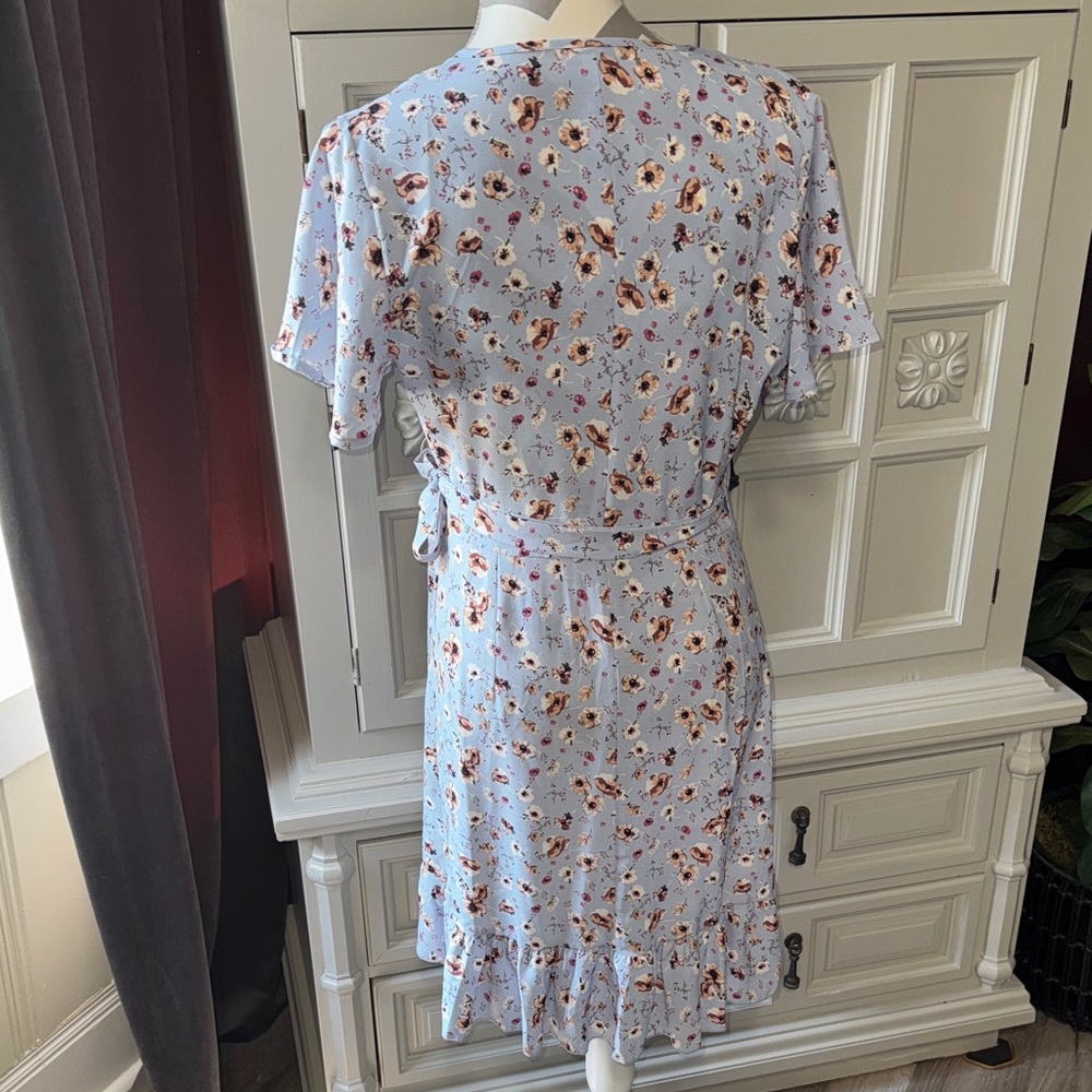 NWT Naggoo Floral V-Neck Wrap Dress Size Medium - Picture 7 of 11
